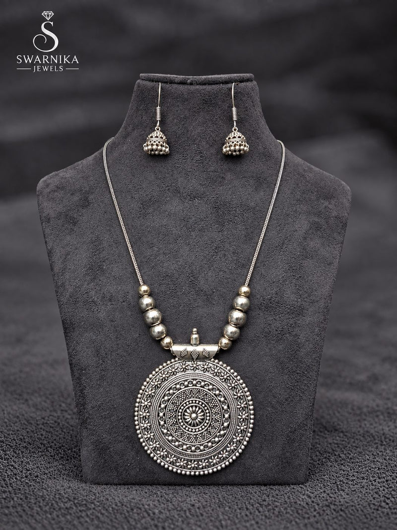 Antique Cutwork Pendant Necklace Set