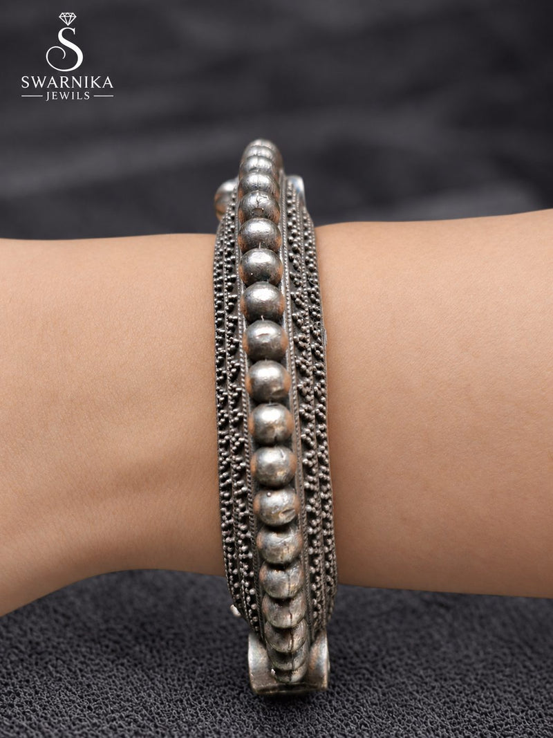 Central Bead Spine Oxidised Granulation Kada