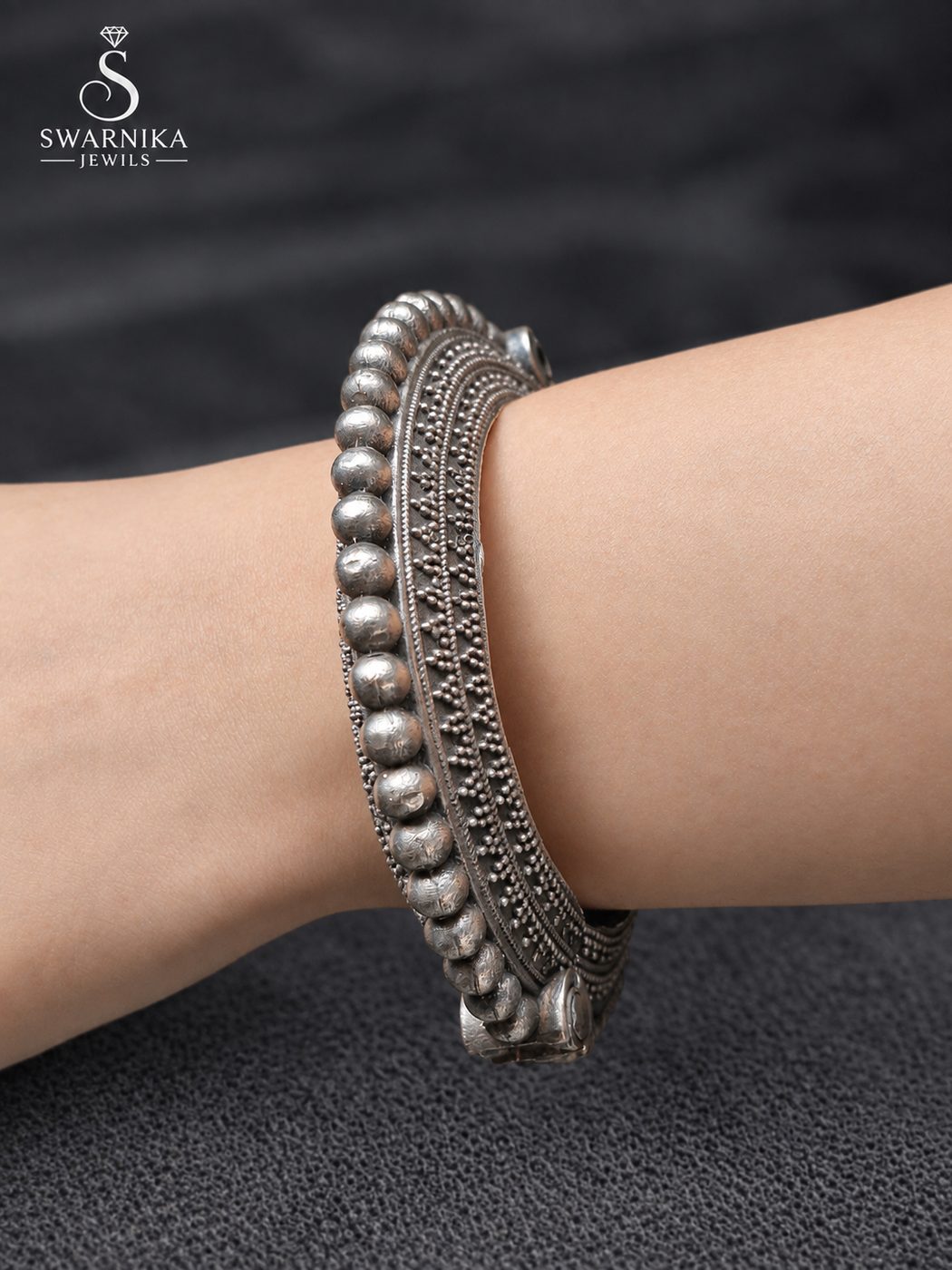 Central Bead Spine Oxidised Granulation Kada view 2